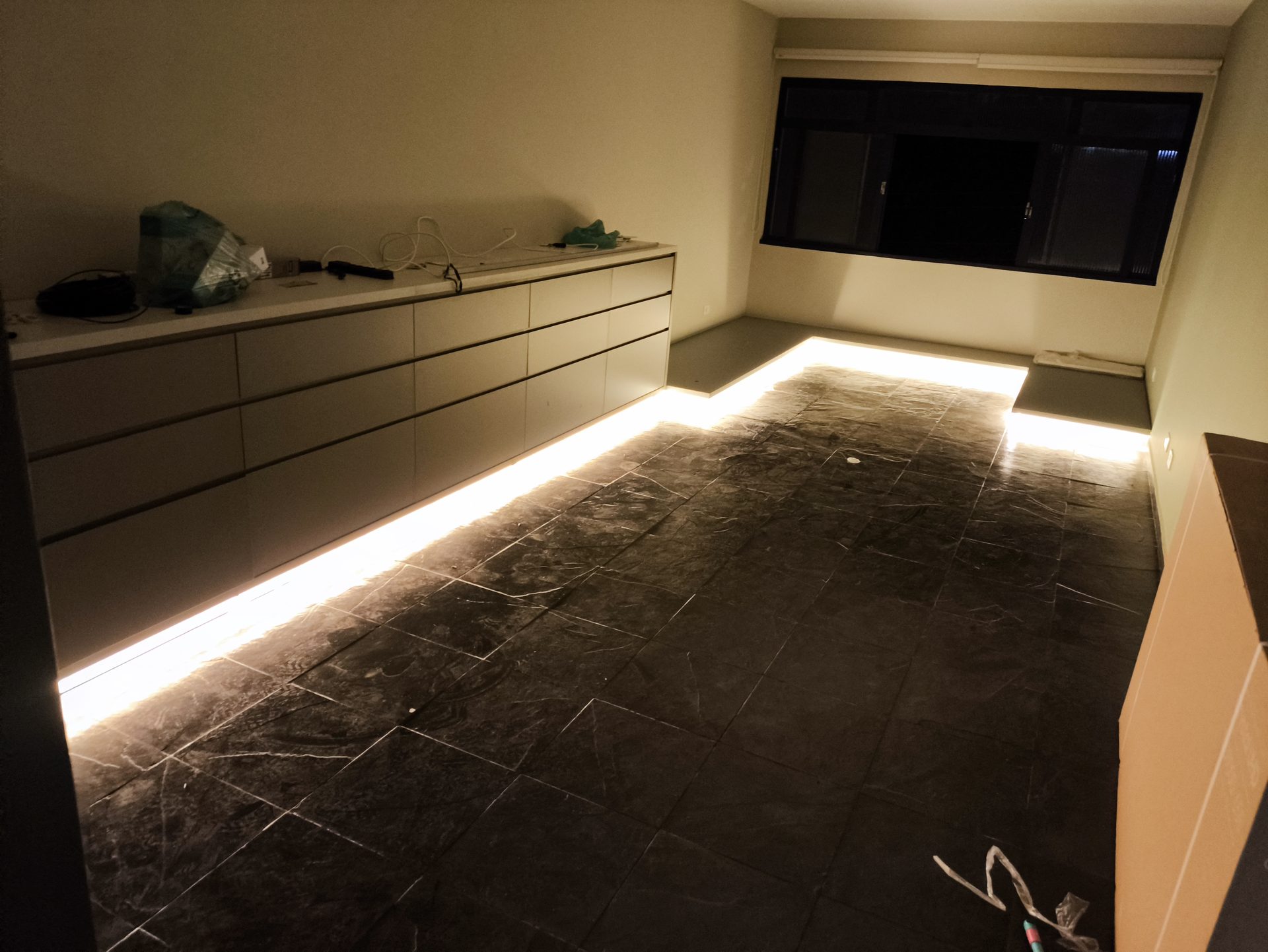 Iluminação LED de rodapé em residência