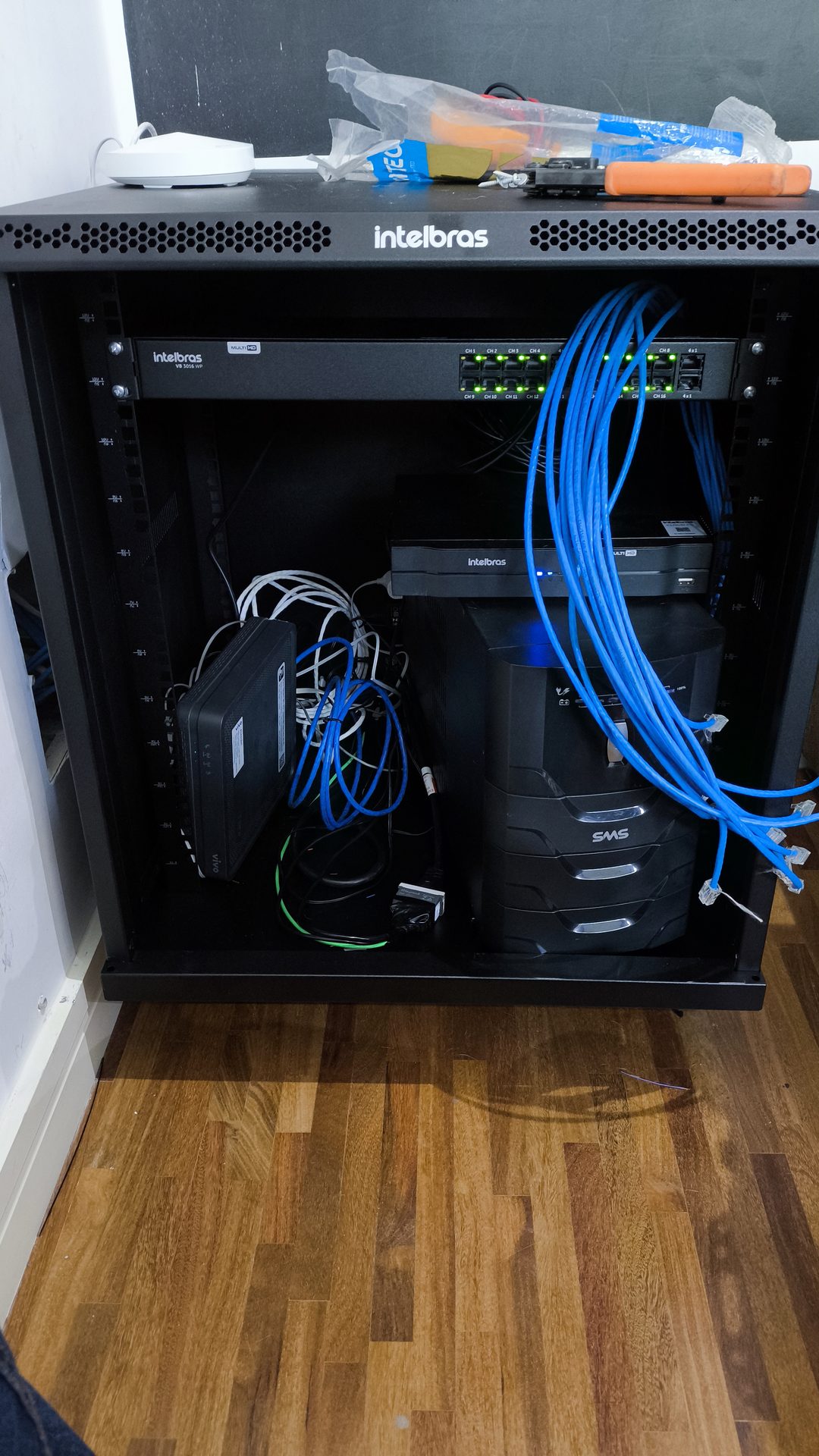 Rack Intelbras com DVR durante instalação