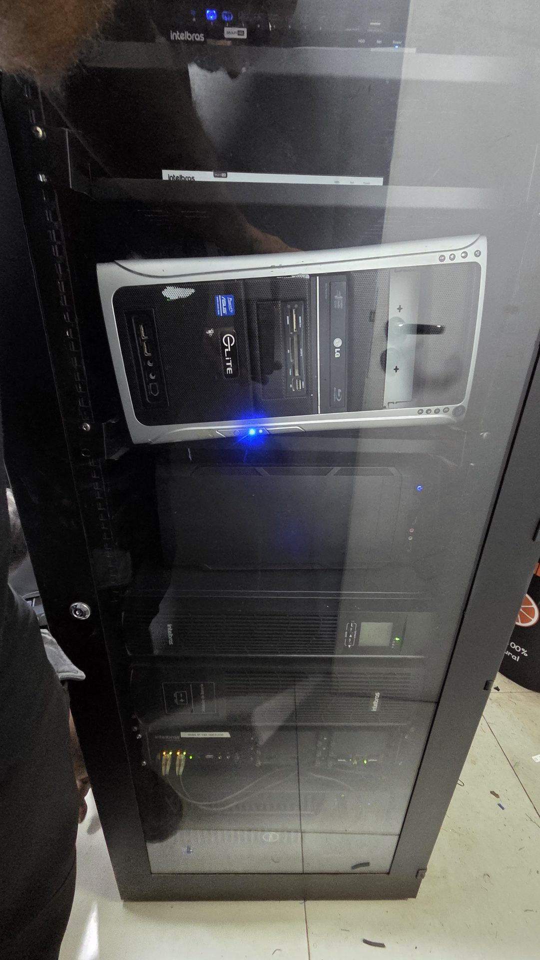 Sala DVR com servidor e equipamentos Intelbras