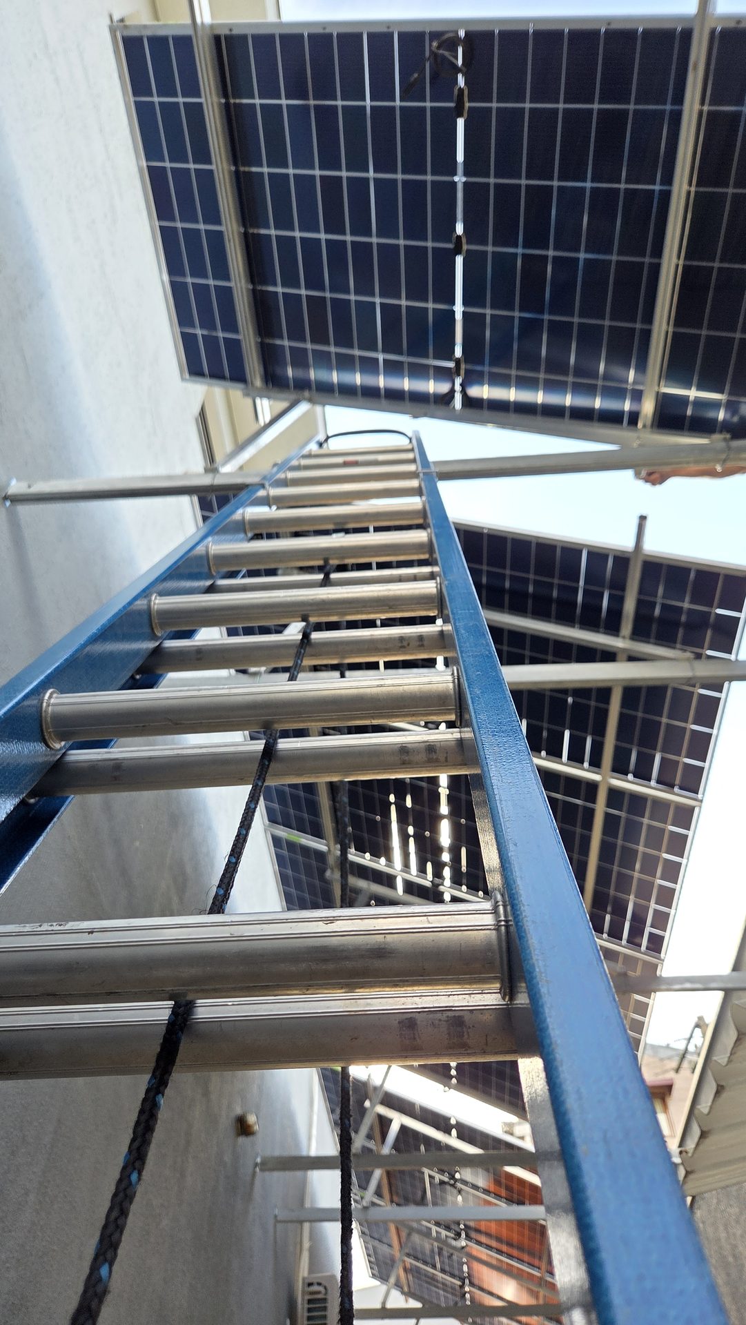 Painéis solares fotovoltaicos instalados em telhado residencial