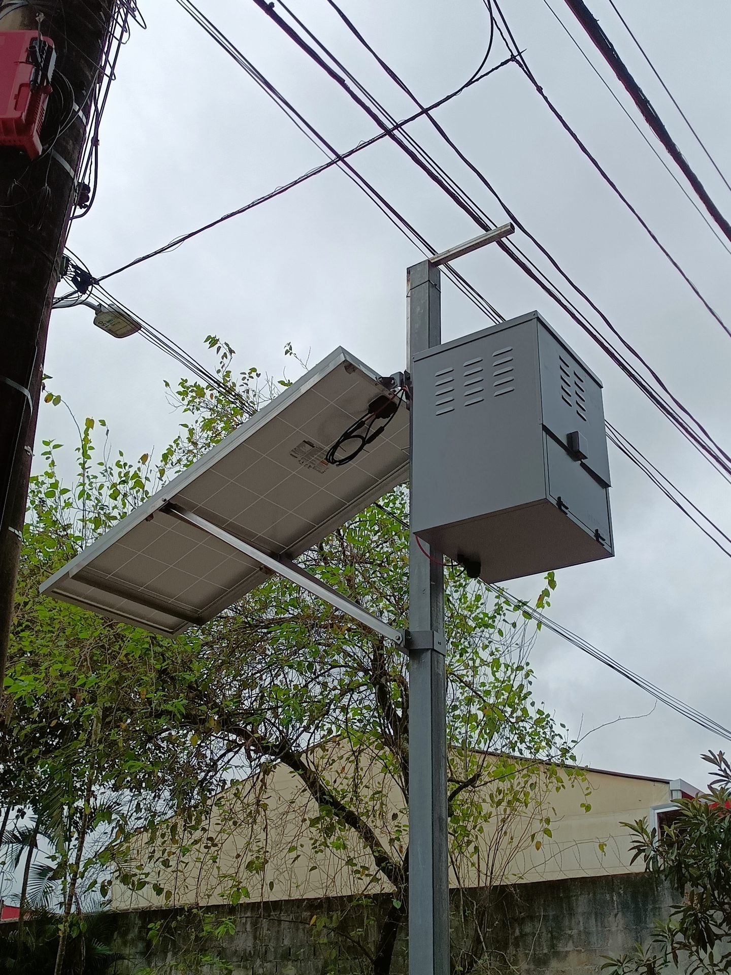 Poste solar - outro ângulo
