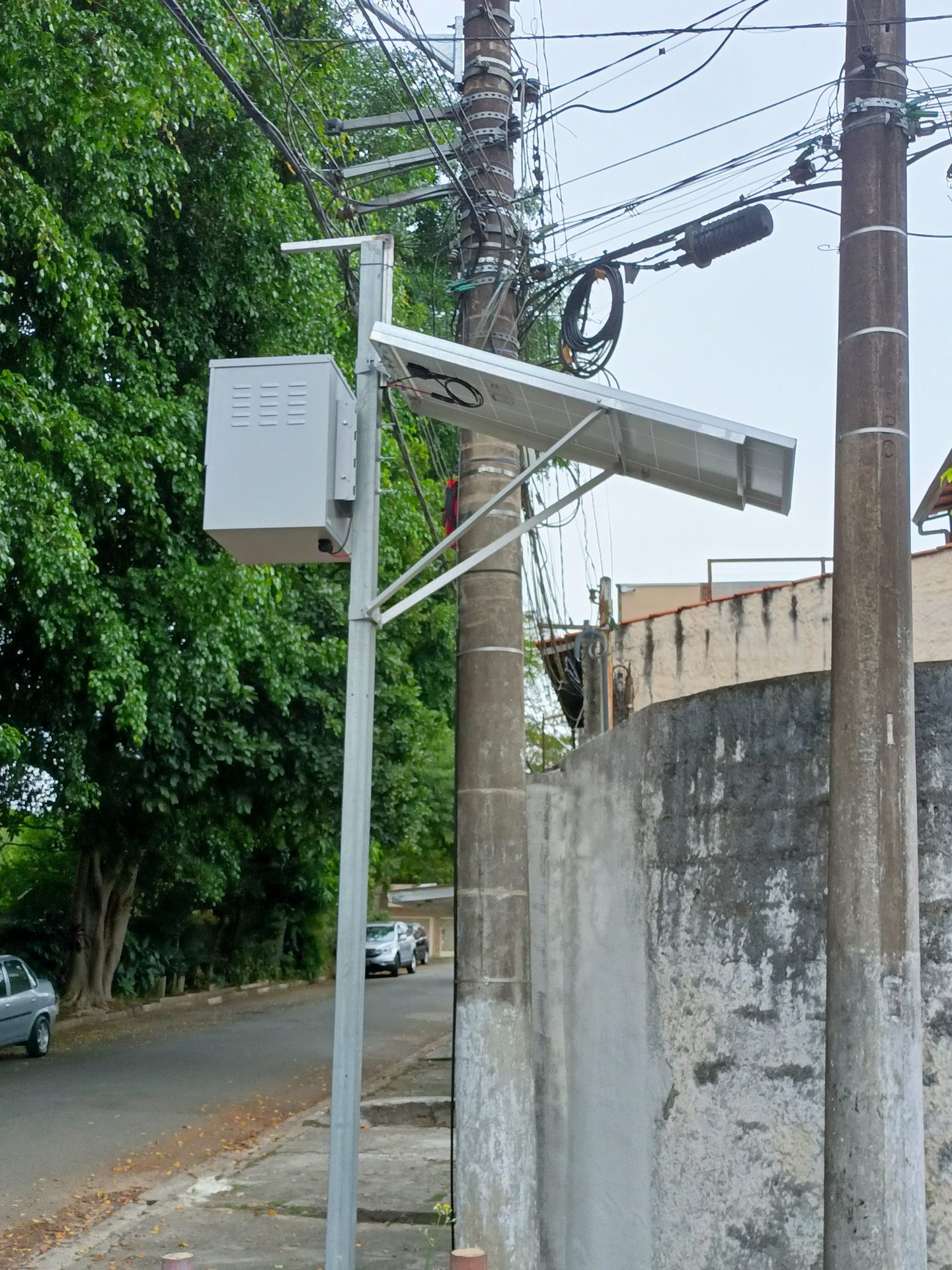 Poste solar autônomo com câmera de monitoramento